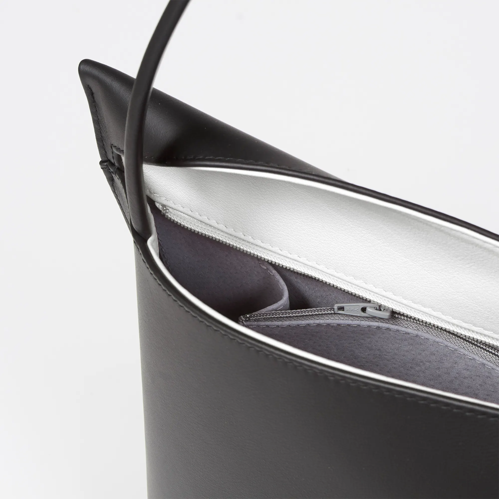 Olbrish Handtasche Wave, Nappaleder Schwarz-Weiß, Größe L, Detailansicht