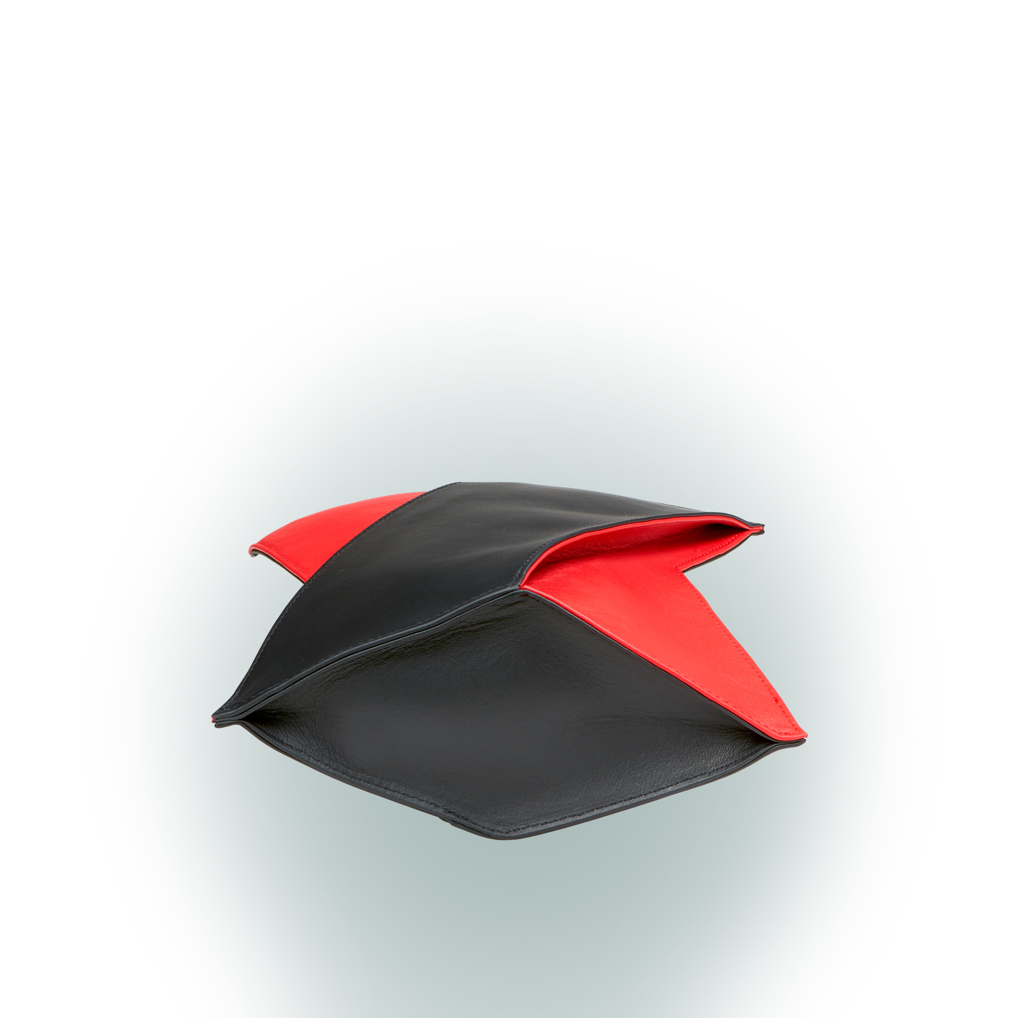 Olbrish Handtasche Generation X, Nappaleder Schwarz-Rot, Größe M, Bodenansicht