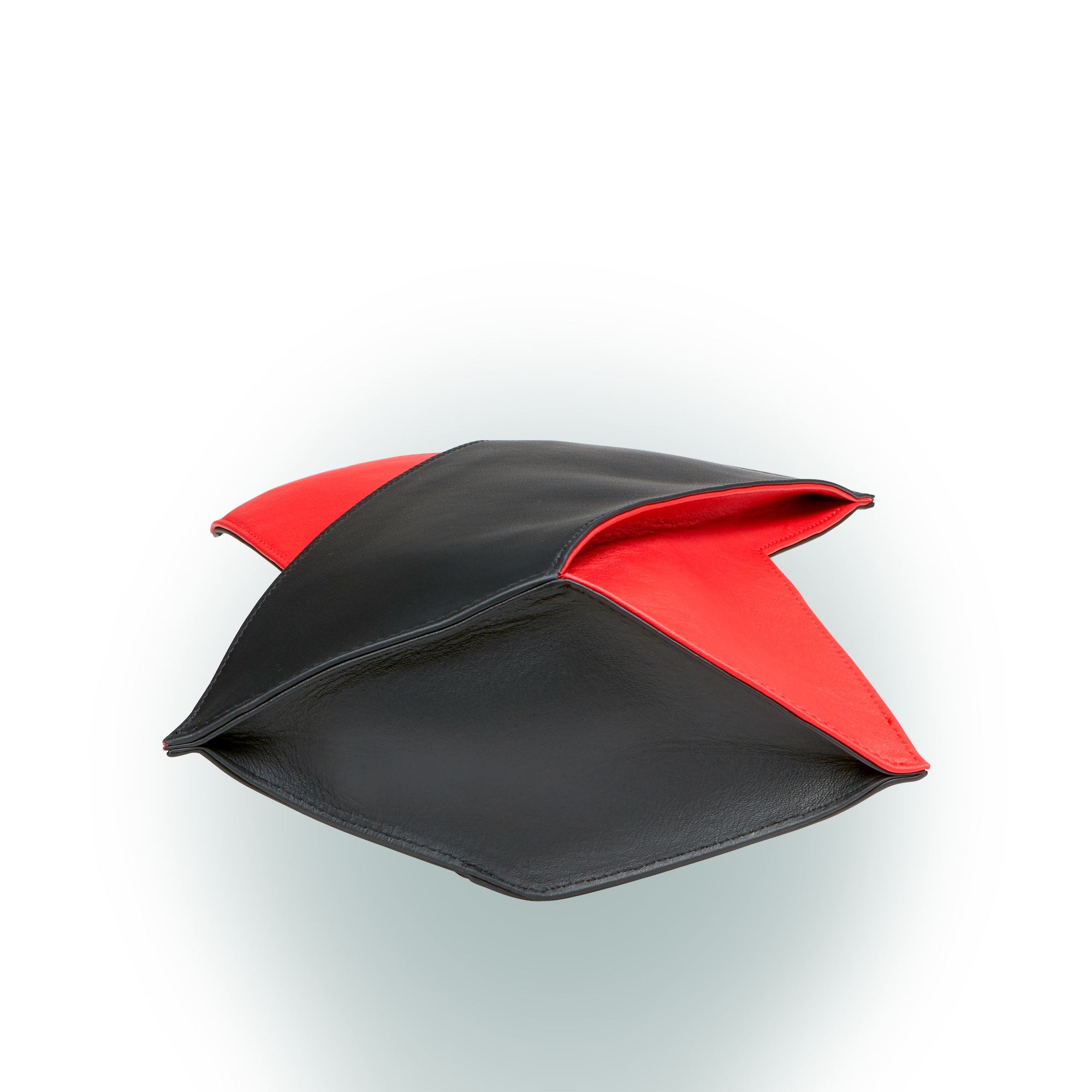 Olbrish Handtasche Generation X, Nappaleder Schwarz-Rot, Größe L, Bodenansicht