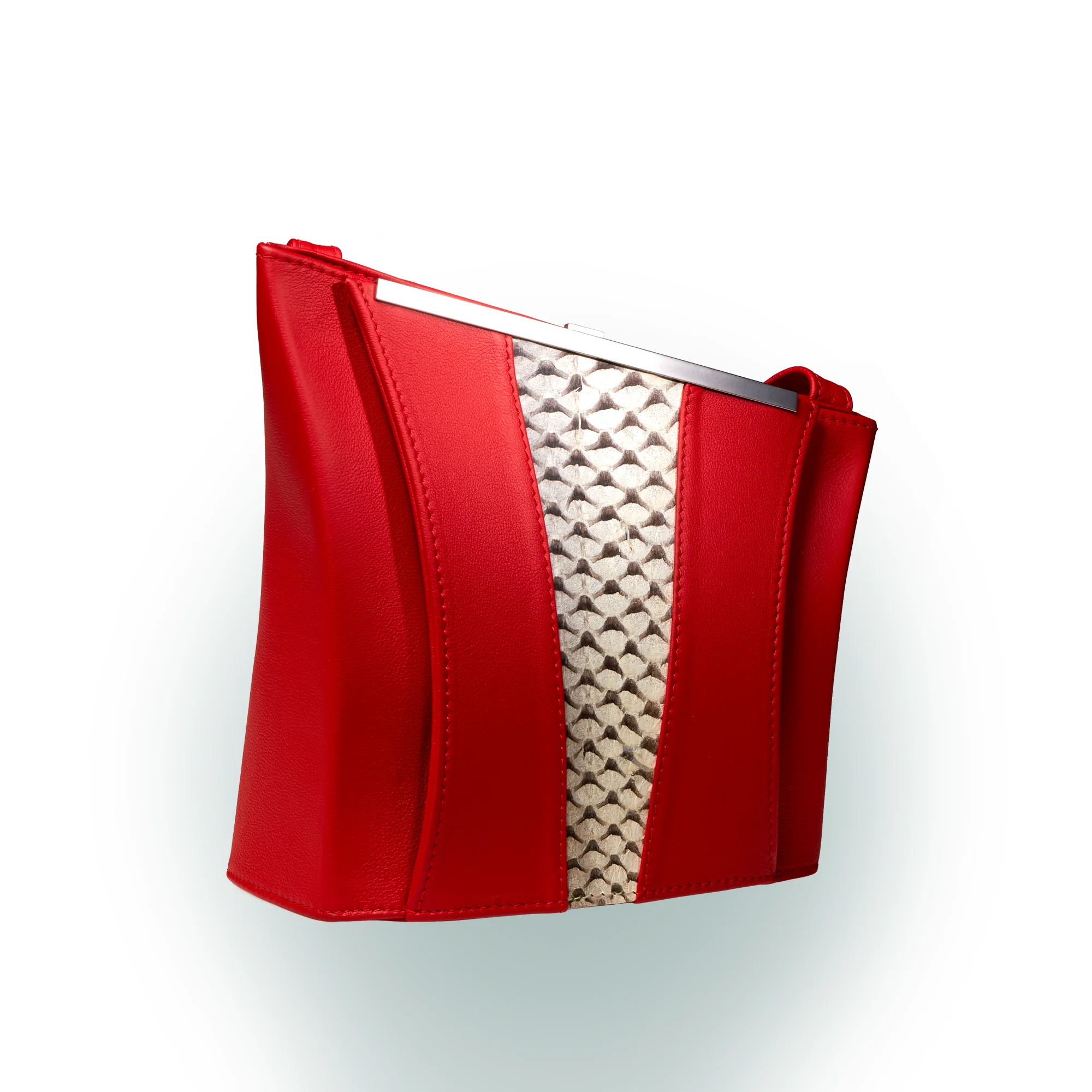 Olbrish Handtasche Papillon, Fischleder Karpfen und Nappaleder Rot, Vorderwand