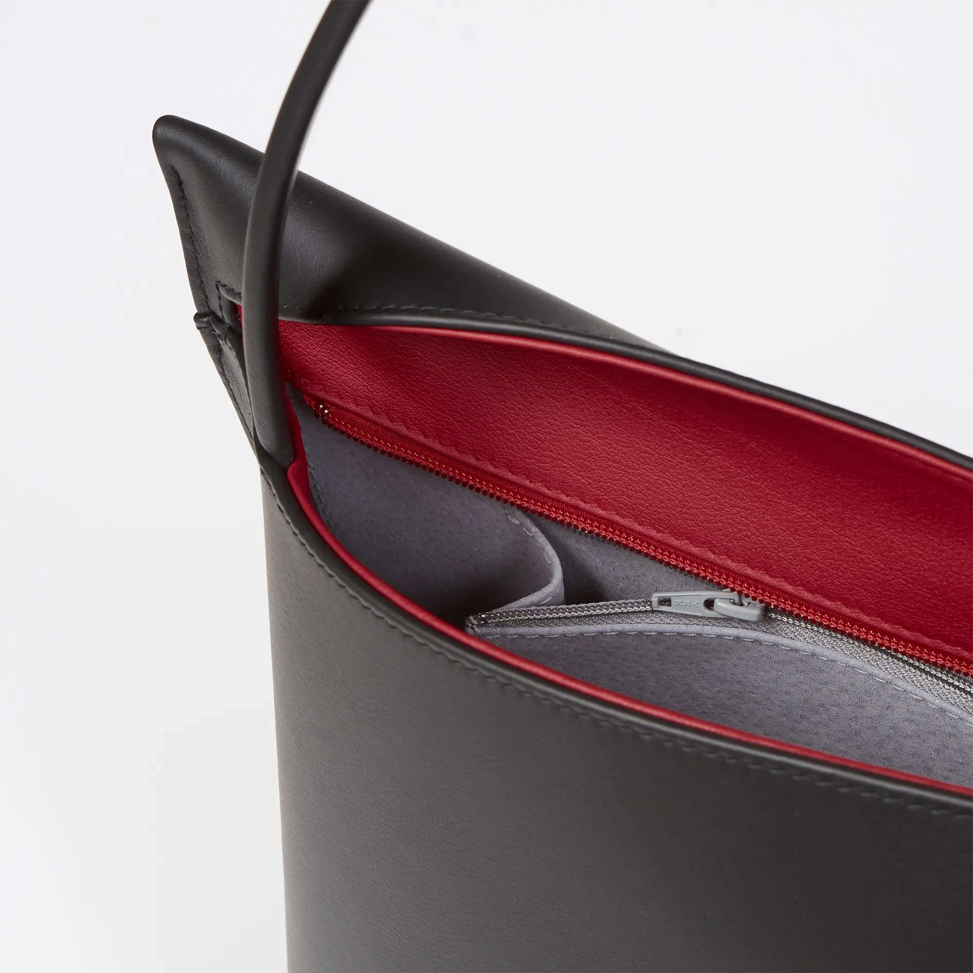 Olbrish Handtasche Wave, Nappaleder Schwarz-Weinrot, Größe L, Detailansicht