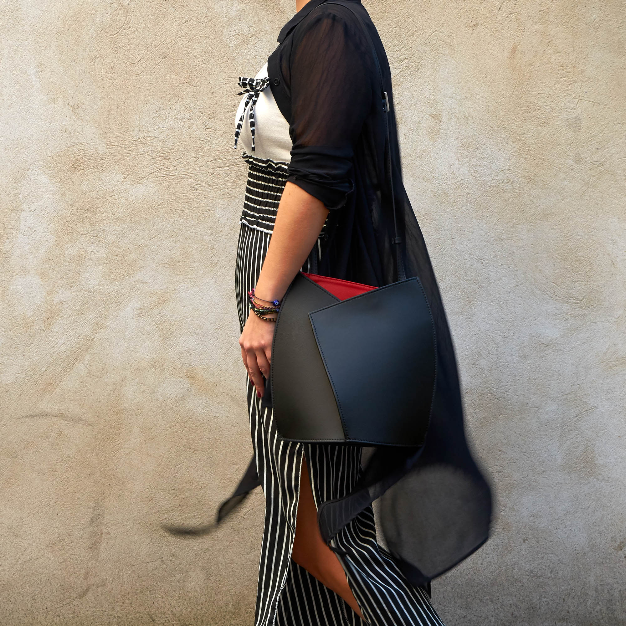 Frau trägt Olbrish Handtasche Kimono aus schwarz-rotem Nappaleder