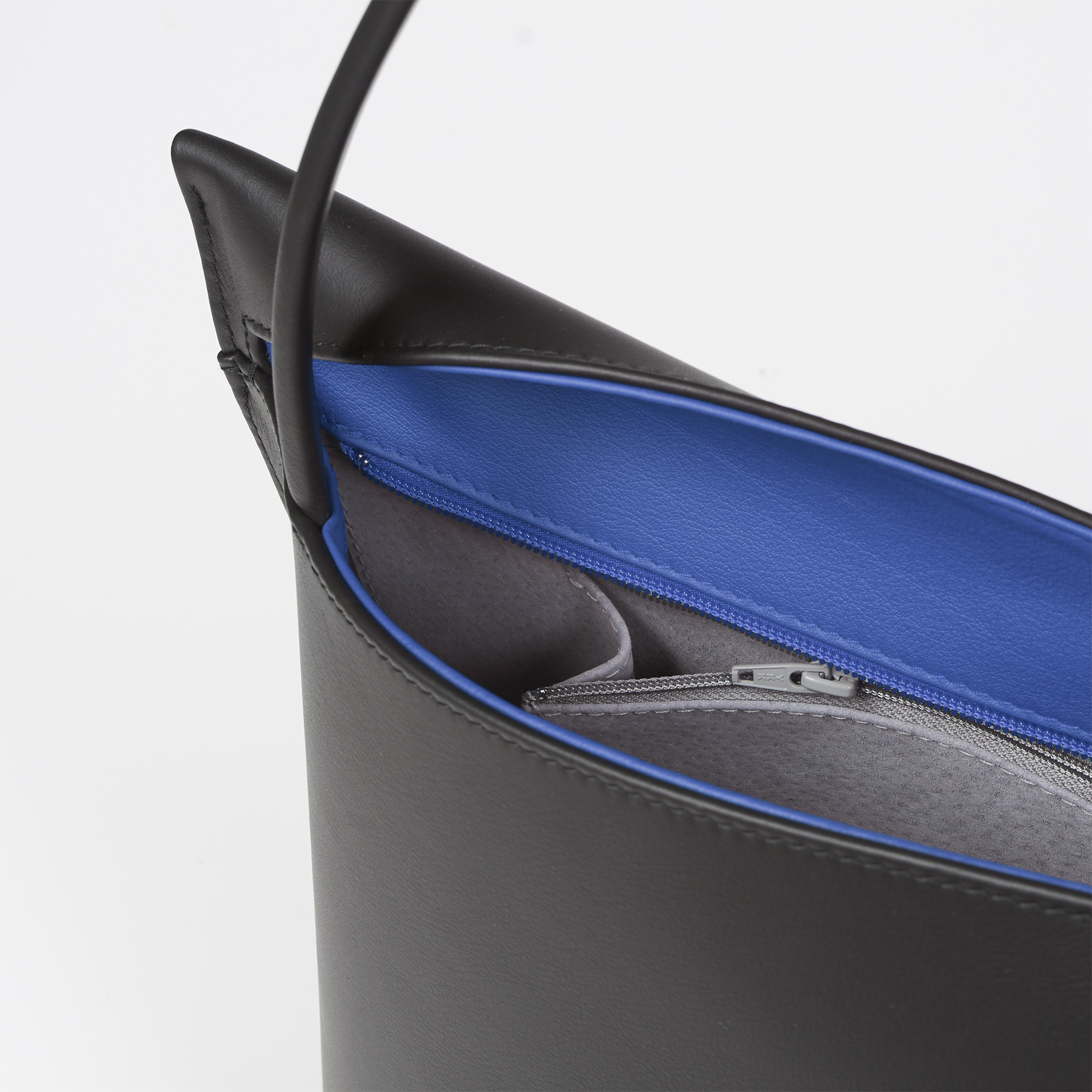 Olbrish Handtasche Wave, Nappaleder Schwarz-Azurblau, Größe L, Detailansicht