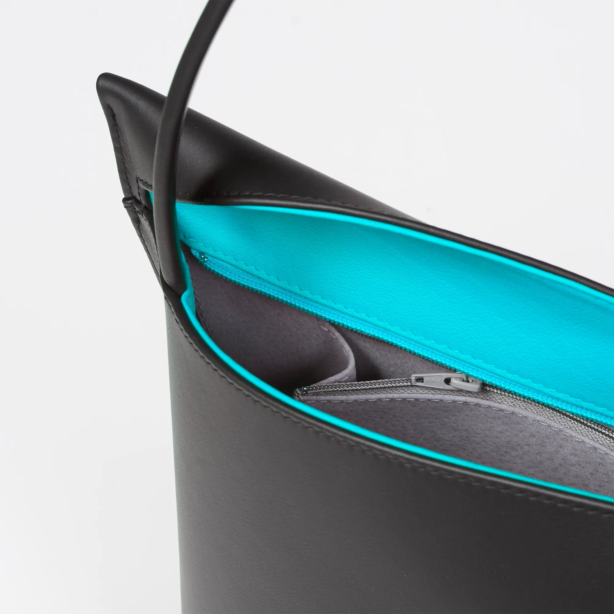 Olbrish Handtasche Wave, Nappaleder Schwarz-Türkis, Größe L, Detailansicht