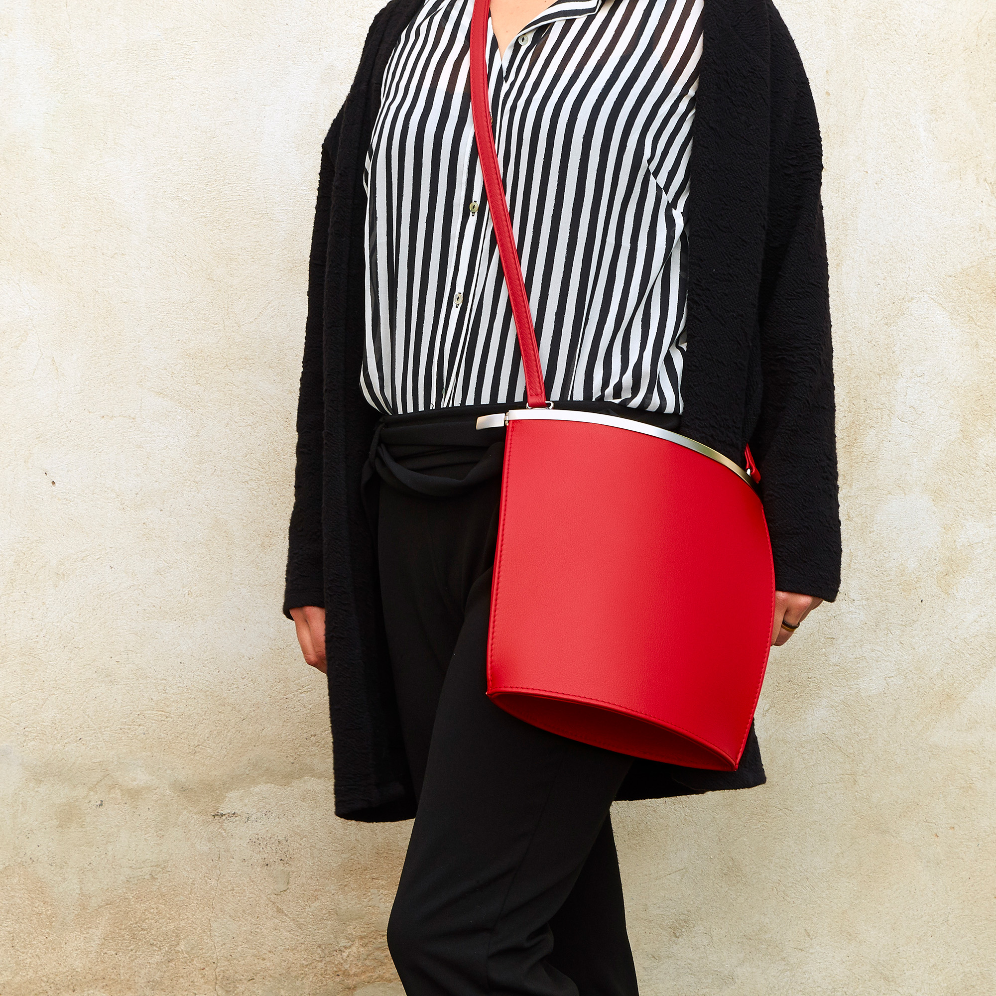 Frau trägt Olbrish Handtasche Arcade, Größe M, aus rotem Nappaleder