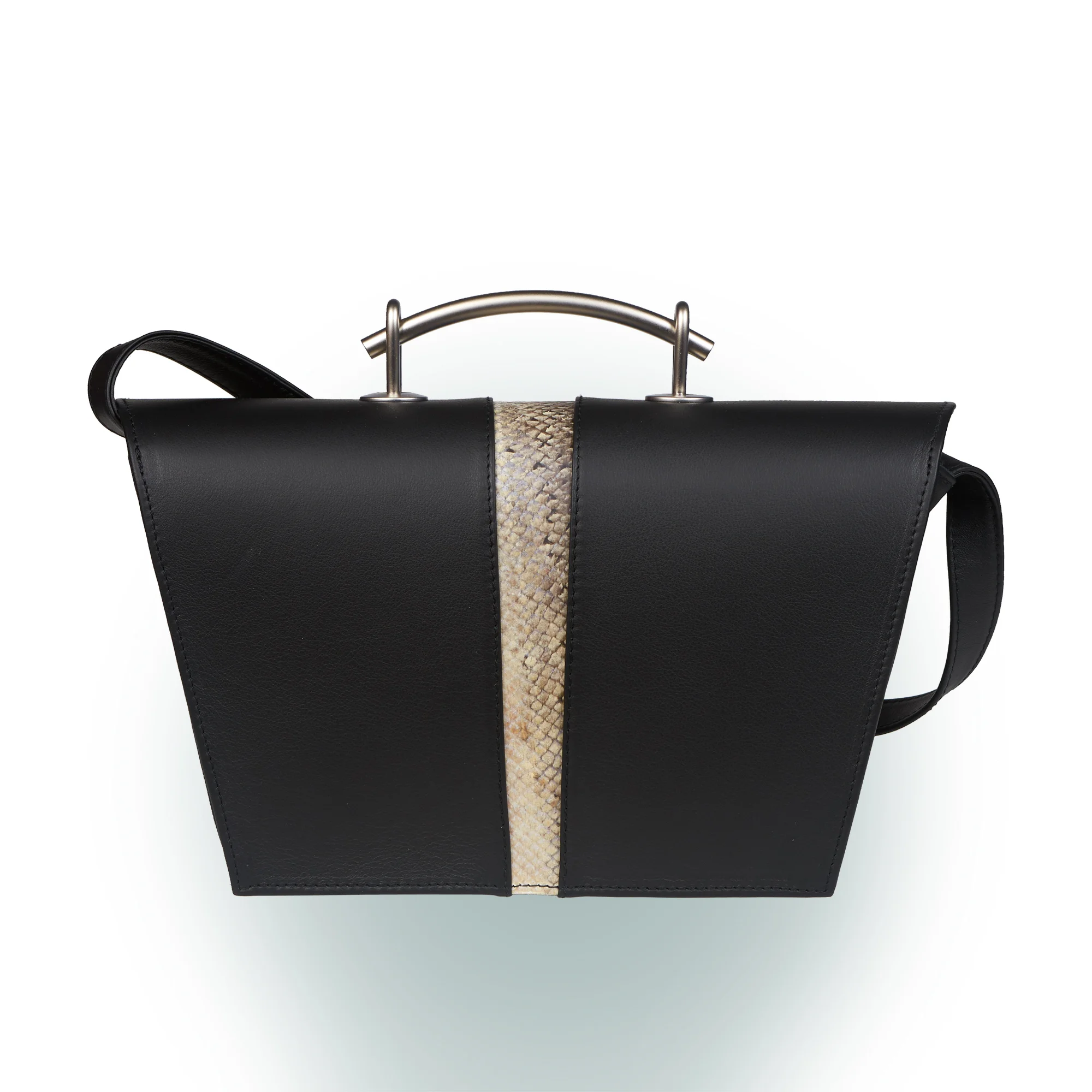 Olbrish Handtasche Torii, Nappaleder Schwarz und Fischleder Lachs, Größe XL, Rückwand