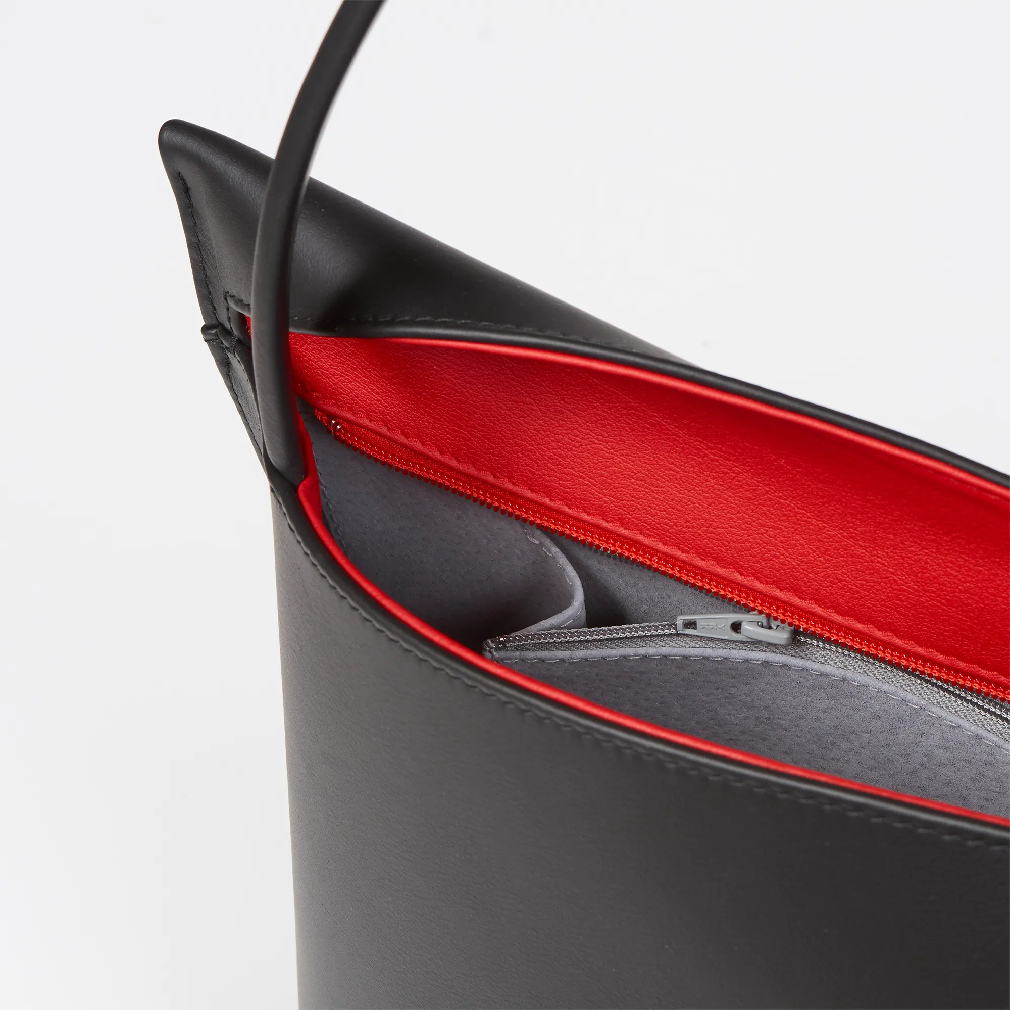 Olbrish Handtasche Wave, Nappaleder Schwarz-Rot, Größe L, Detailansicht