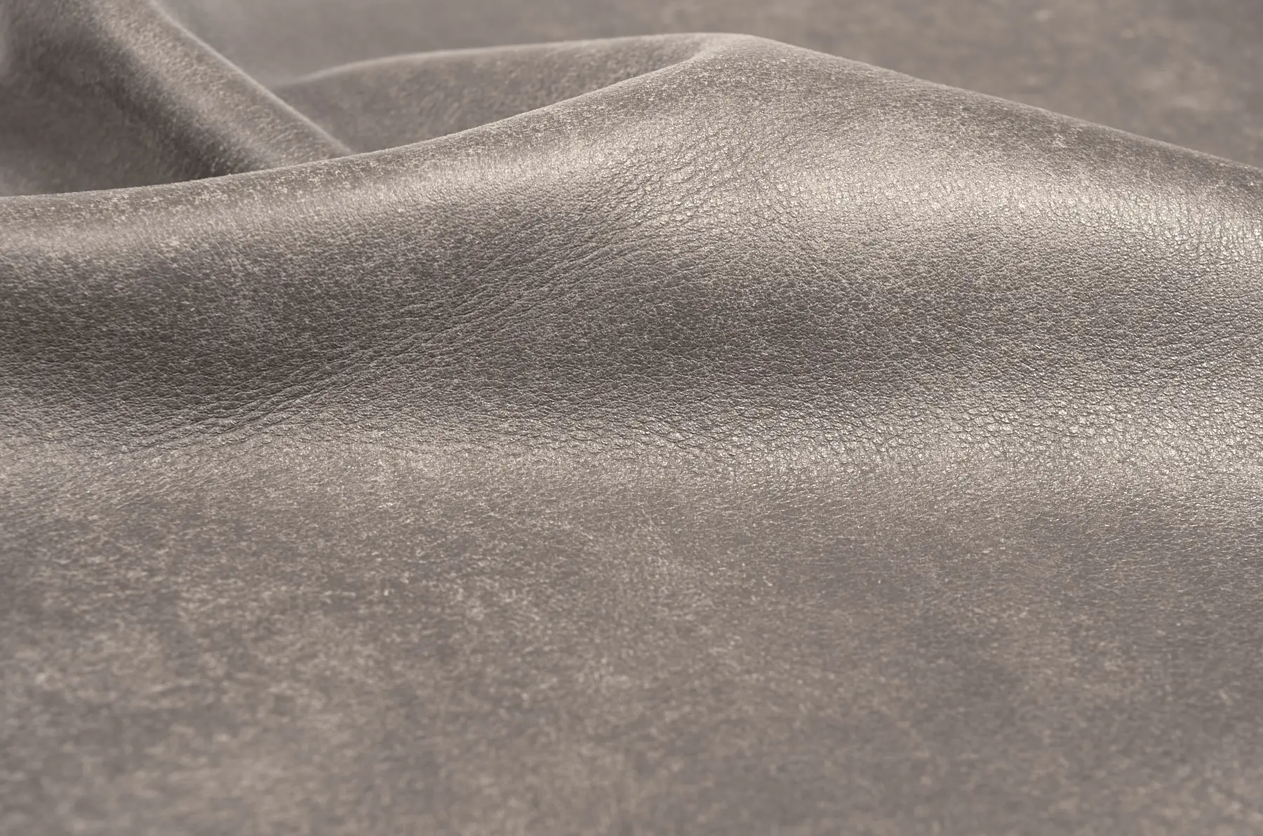 Eine Haut graues Nubukleder im Vintage-Look