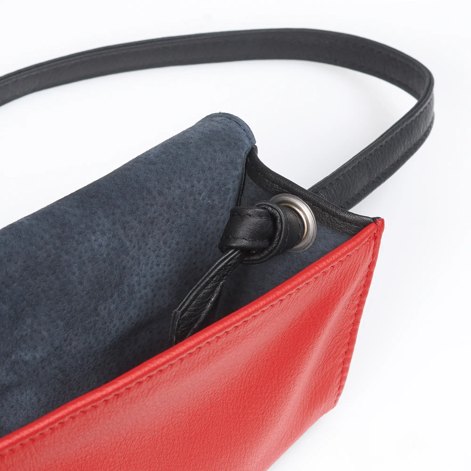 Olbrish Handtasche Piccolo, Nappaleder Schwarz-Rot, Größe S, Detail des Trageriemens