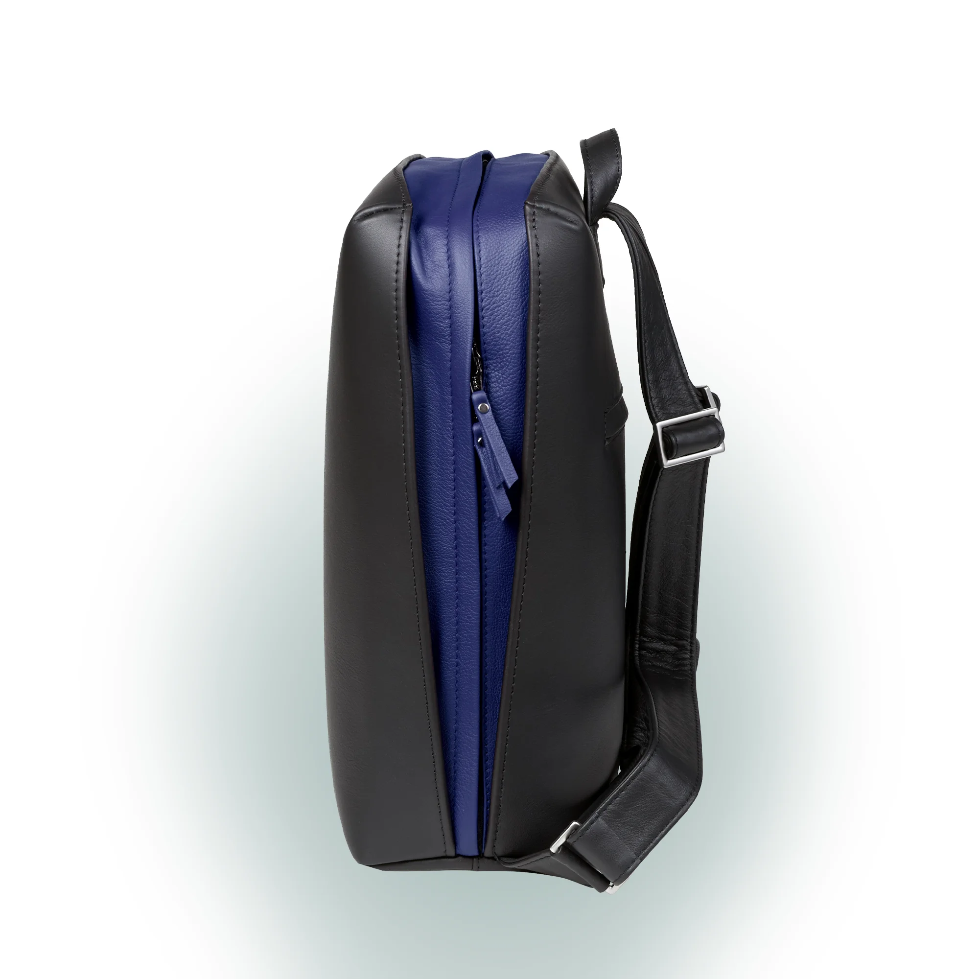 Olbrish Rucksack Jetback, Nappaleder Schwarz-Royalblau, Größe M, Seitenansicht
