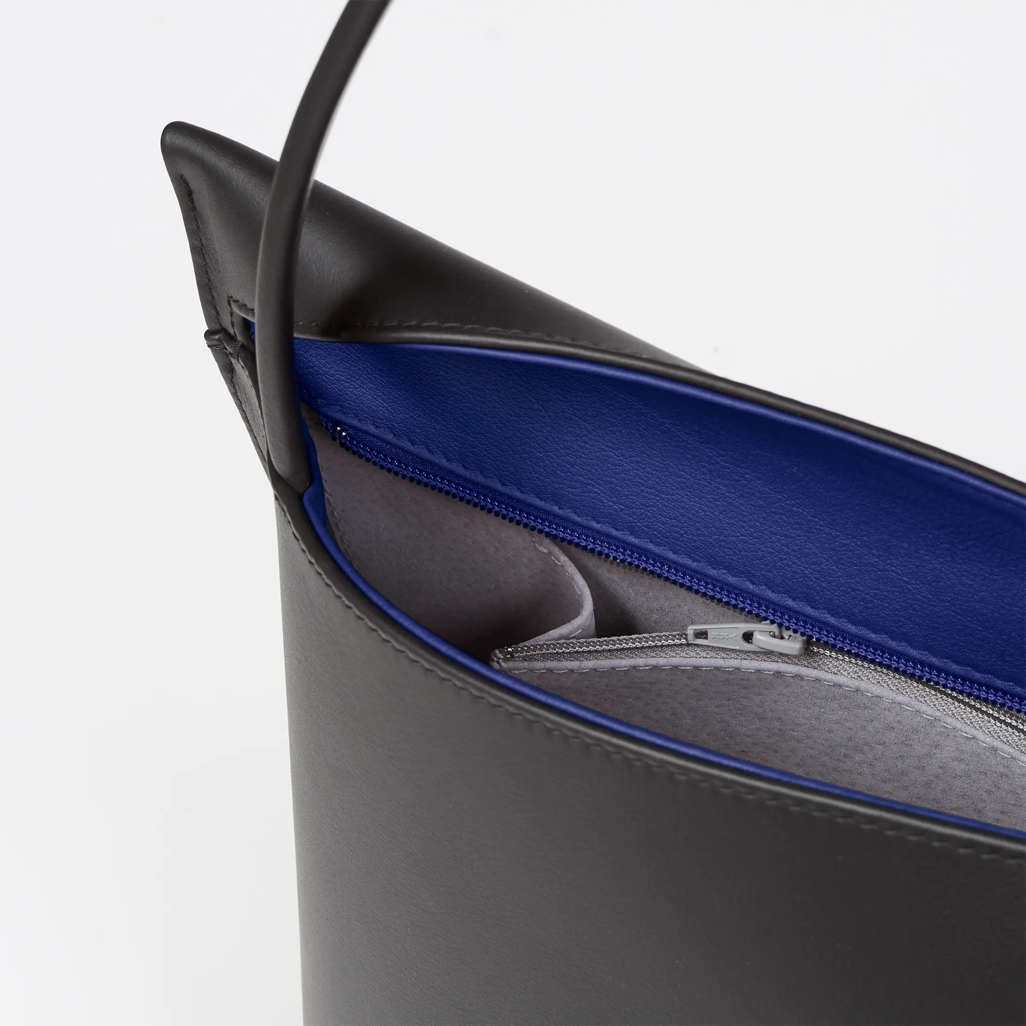 Olbrish Handtasche Wave, Nappaleder Schwarz-Royalblau, Größe L, Detailansicht