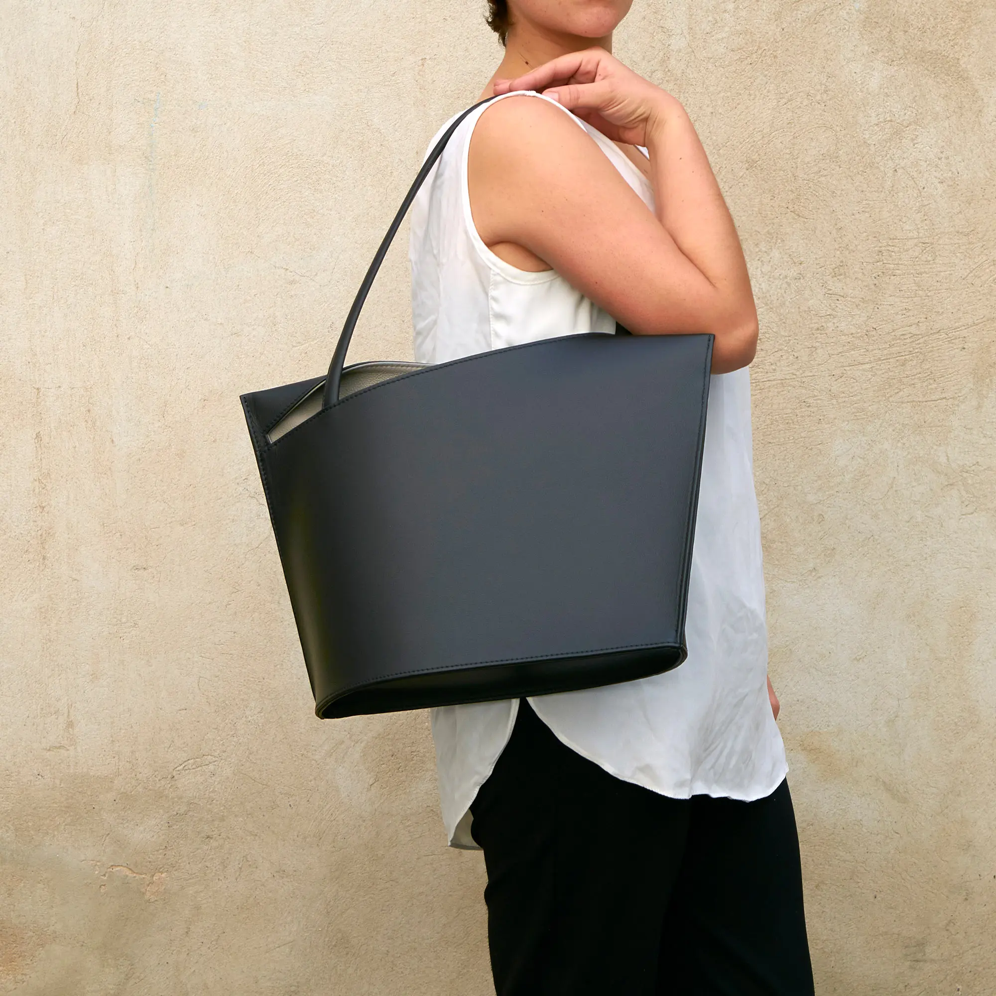 Olbrish Handtasche Wave, Nappaleder Schwarz-Stone, Größe L, mit Modell